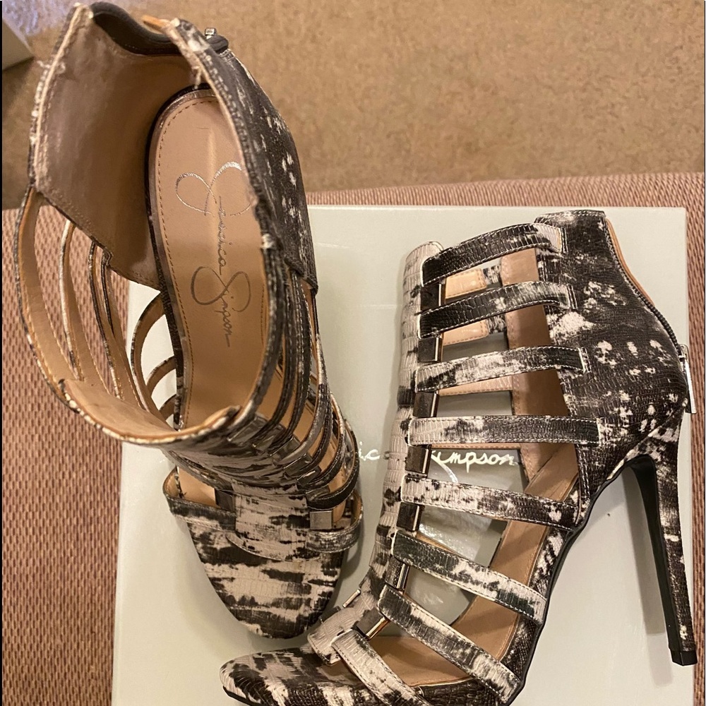 New Jessica Simpson 4 1/2” sandals 🕶sassy & fun